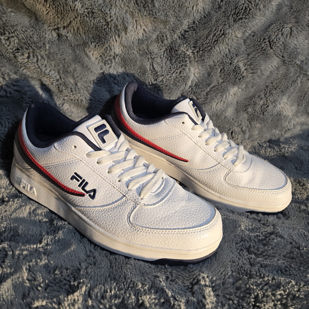 Fila Men's White and Navy Sneakers